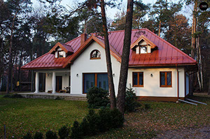 Бордовая крыша дома